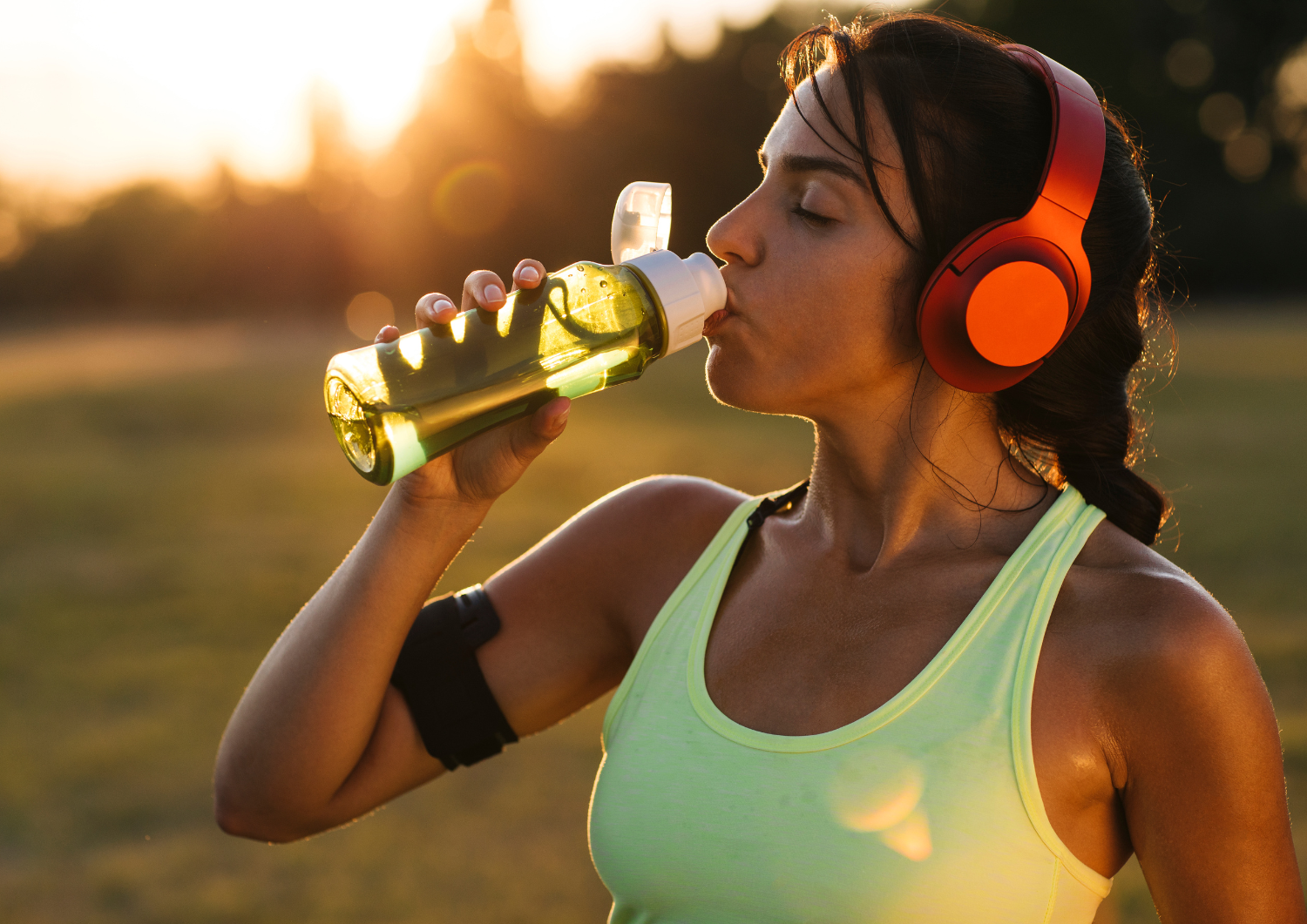 Sportive d'endurance se hydratant pour optimiser performance et santé