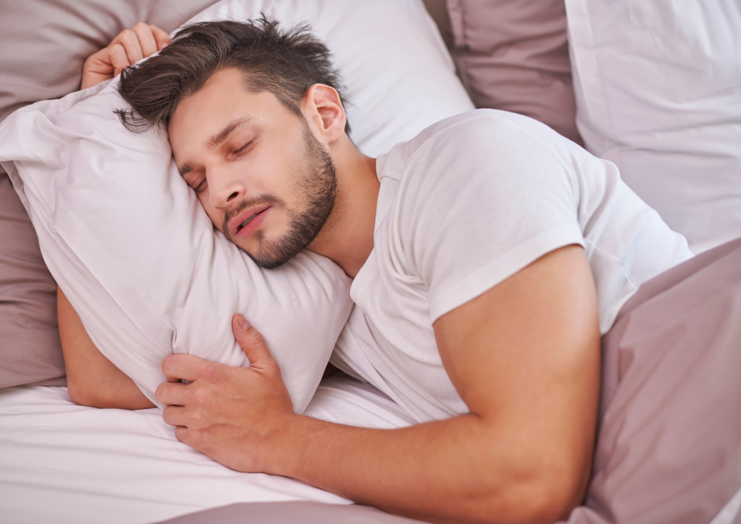 Athlète dormant paisiblement pour une récupération musculaire optimale